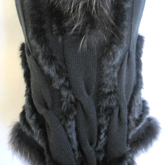 Hooded Cable Knit Poncho with Fur Detail - Picture 3 of 9